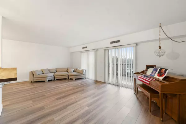 1615 E Central Road #410B, Arlington Heights, IL 60005