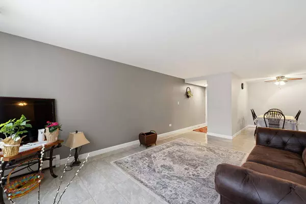 5310 N Chester Avenue #124, Chicago, IL 60656