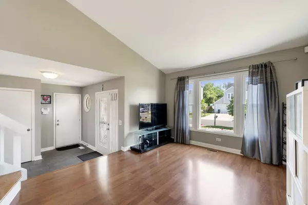 24 Fillmore Lane, Streamwood, IL 60107