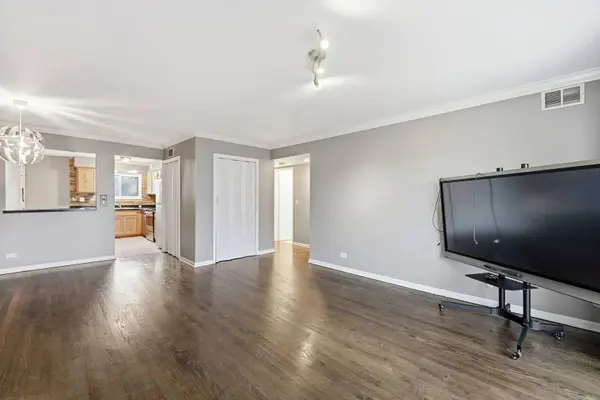 9350 Bay Colony Drive #3W, Des Plaines, IL 60016