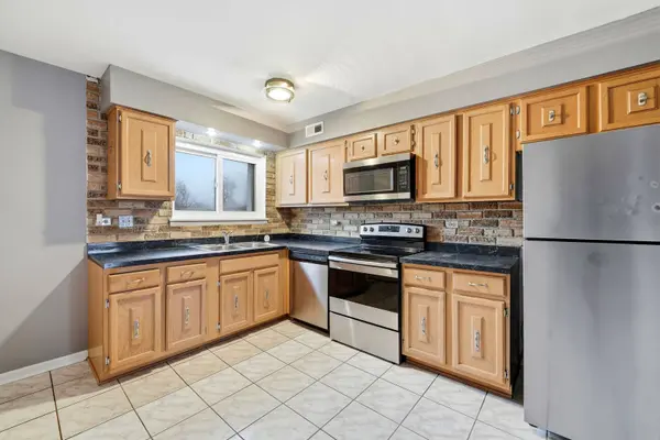 9350 Bay Colony Drive #3W, Des Plaines, IL 60016
