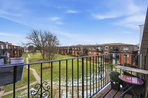 9350 Bay Colony Drive #3W, Des Plaines, IL 60016