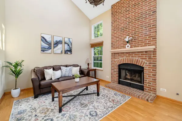104 Thistle CT, Schaumburg, IL 60194