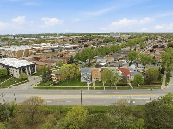 6916 W Forest Preserve DR, Harwood Heights, IL 60706