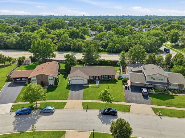 1503 Haise LN, Elk Grove Village, IL 60007