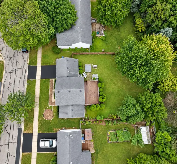 1401 Knoll DR, Naperville, IL 60565