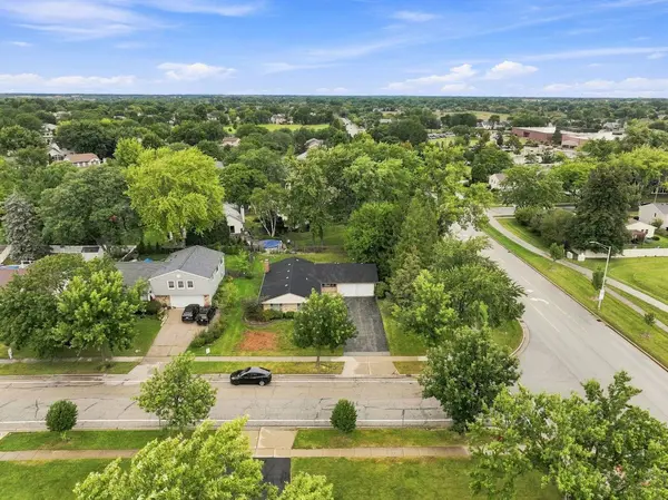 1600 Cambourne LN, Schaumburg, IL 60194