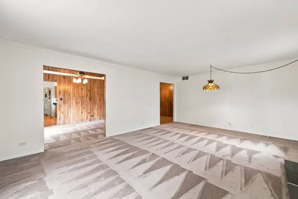 1600 Cambourne LN, Schaumburg, IL 60194