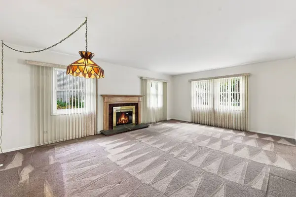 1600 Cambourne LN, Schaumburg, IL 60194