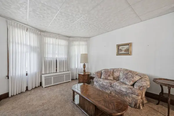 5851 W Addison ST, Chicago, IL 60634