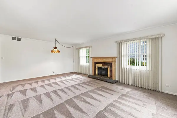 1600 Cambourne LN, Schaumburg, IL 60194
