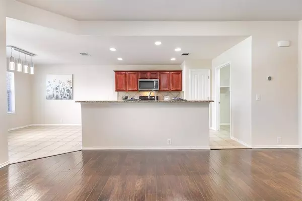 901 Mazatlan Court, Arlington, TX 76002