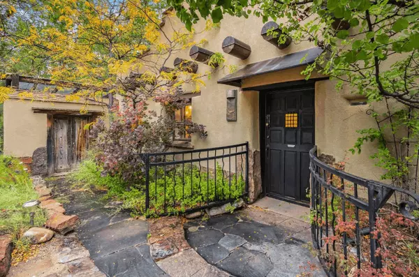 Why is Santa Fe’s luxury real estate market trending now — and what should strategic buyers and sellers be doing?