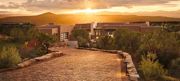 Why Cash Buyers Are Winning in the Luxury Real Estate Market (And What You Should Know)
