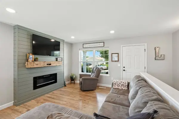 8615 Harrington DR NE, Cedar Rapids, IA 52402