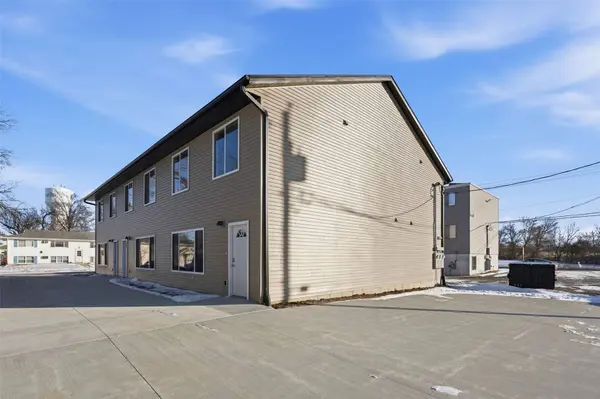 225 Clymer RD, Hiawatha, IA 52233