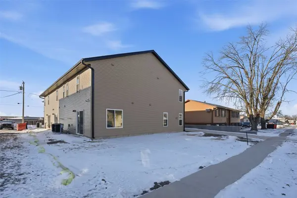225 Clymer RD, Hiawatha, IA 52233