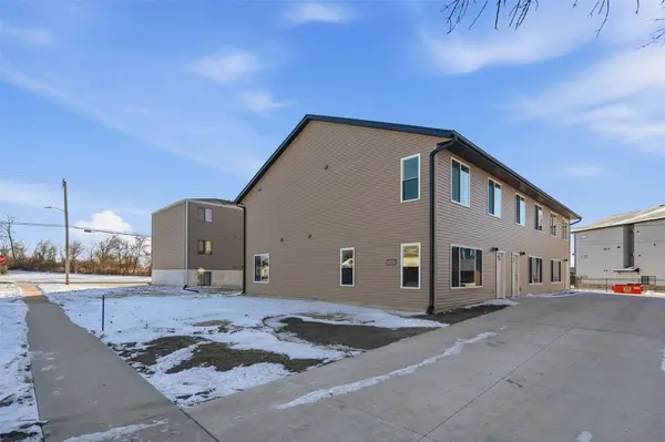 225 Clymer RD, Hiawatha, IA 52233