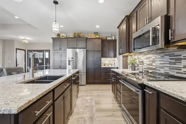 3095 Ridgeview DR, Ely, IA 52227