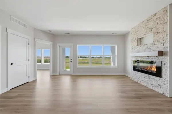 325 Dutch DR, Robins, IA 52328