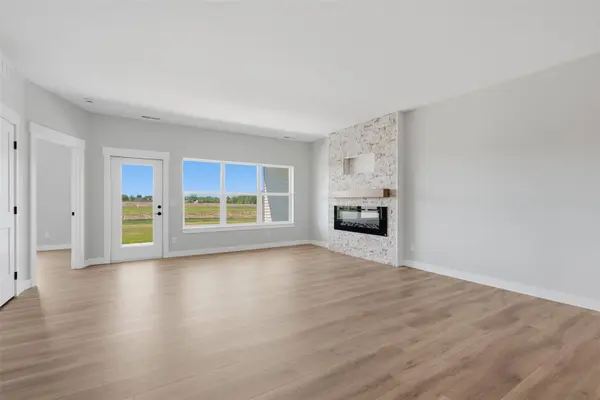 325 Dutch DR, Robins, IA 52328