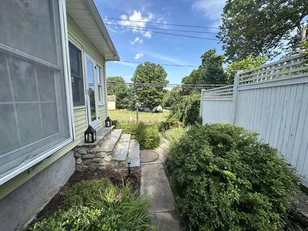 16 North Main Street, Essex, CT 06426