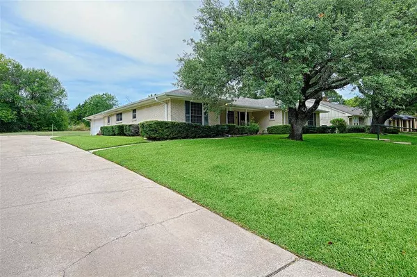 24 Mullaney Street, Greenville, TX 75402