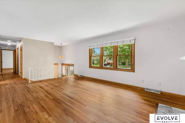 933 S 217th Street, Omaha, NE 68022