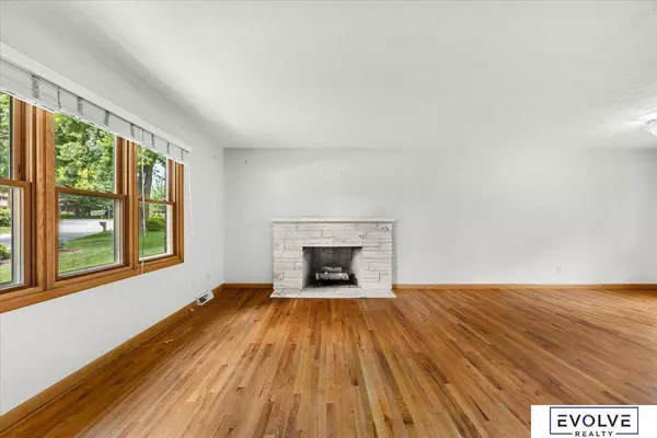 933 S 217th Street, Omaha, NE 68022