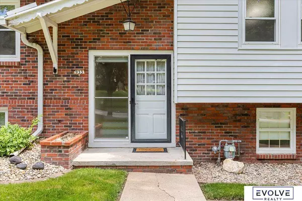 933 S 217th Street, Omaha, NE 68022