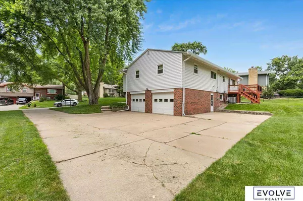 933 S 217th Street, Omaha, NE 68022