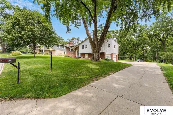 933 S 217th Street, Omaha, NE 68022