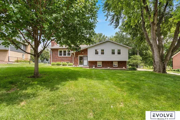 933 S 217th Street, Omaha, NE 68022