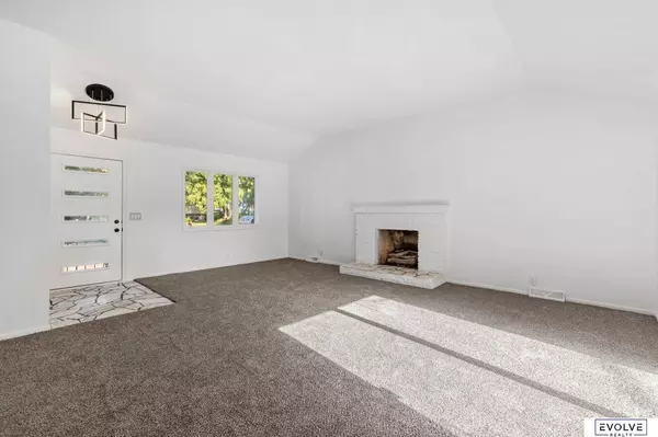 2425 S 113th Street, Omaha, NE 68144