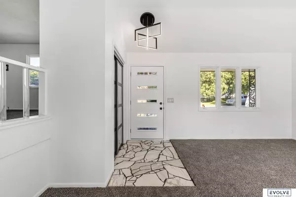 2425 S 113th Street, Omaha, NE 68144