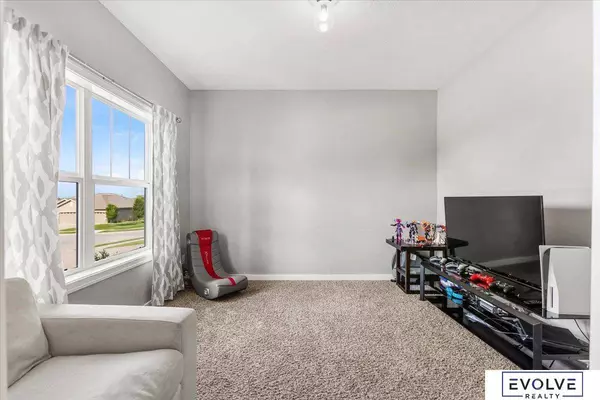 11105 Edgewater Drive, Papillion, NE 68046