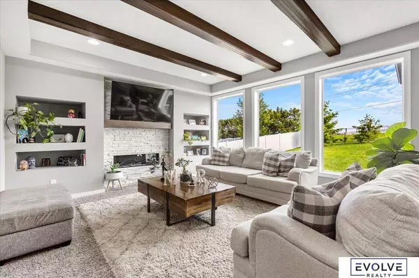 11105 Edgewater Drive, Papillion, NE 68046