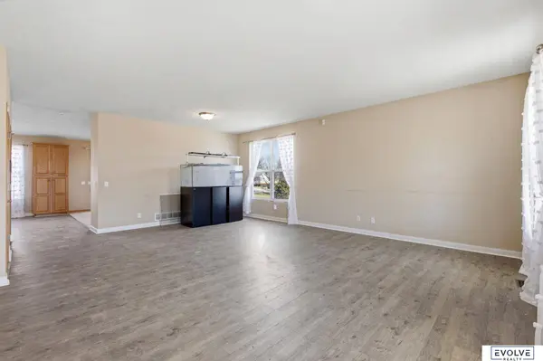 10714 King Street, Omaha, NE 68122