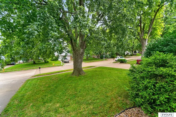 5064 S 106th AVE, Omaha, NE 68127