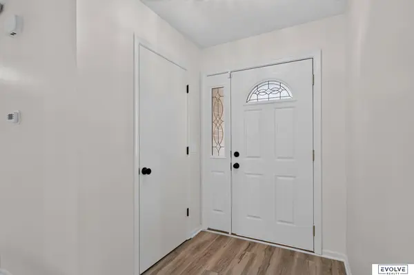 9324 Y ST, Omaha, NE 68127