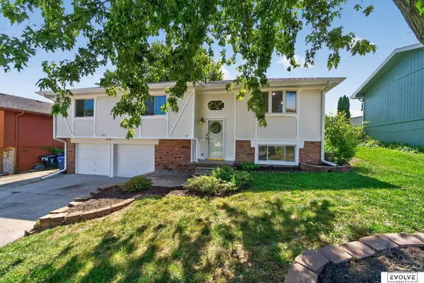 2103 Whitted DR, Bellevue, NE 68123