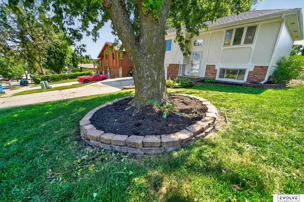 2103 Whitted DR, Bellevue, NE 68123