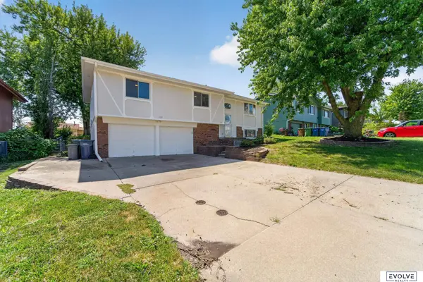 2103 Whitted DR, Bellevue, NE 68123
