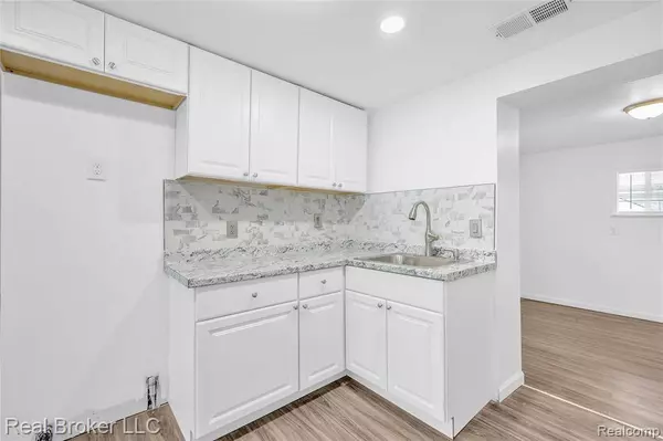 2089 Kenneth Street, Burton, MI 48529