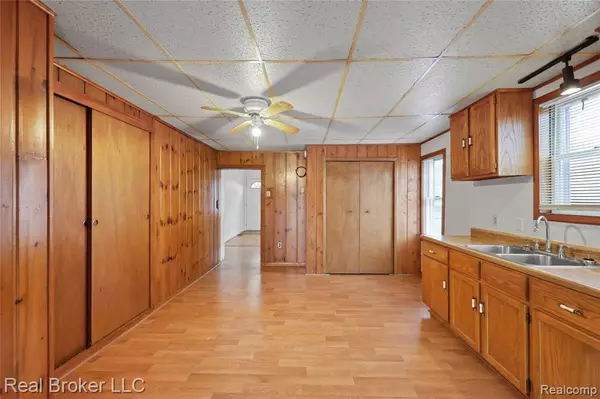 1165 Carman Street, Burton, MI 48529