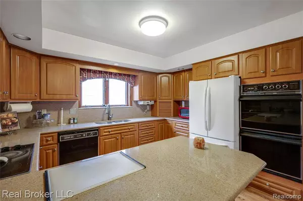 1321 Highland Meadows, Flint, MI 48532