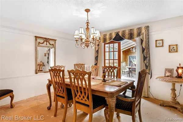 1321 Highland Meadows, Flint, MI 48532