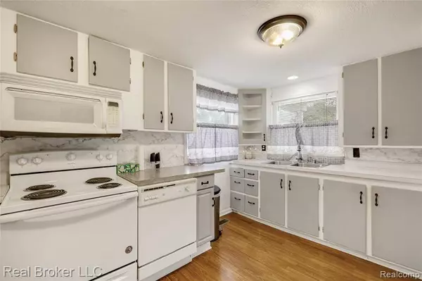 1445 Ready Avenue, Burton, MI 48529