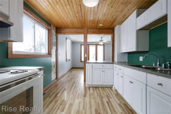 1483 Carman ST, Burton, MI 48529