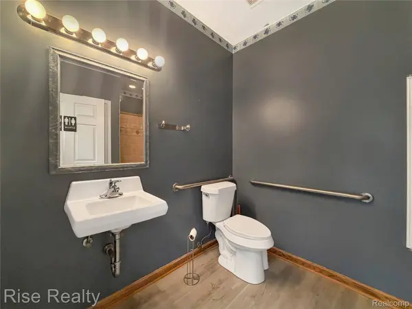 4449 S Saginaw ST, Burton, MI 48529